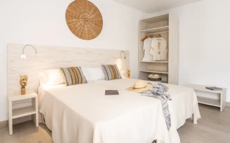 Hotel o hostal: diferencias y cu&aacute;l elegir para tu viaje a Ibiza