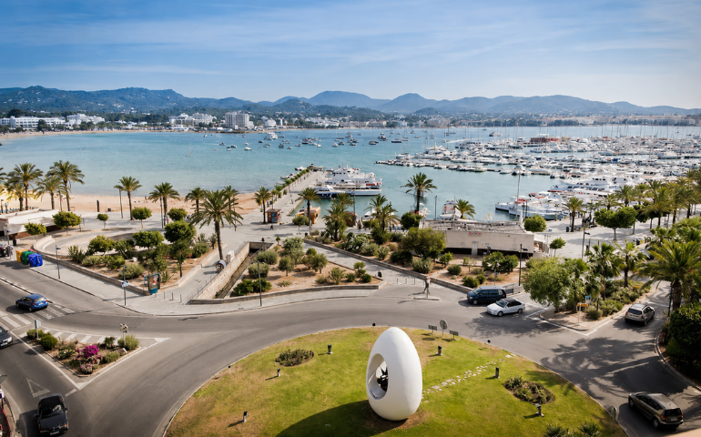 Dónde alojarse en San Antonio Ibiza: ventajas, zonas y consejos