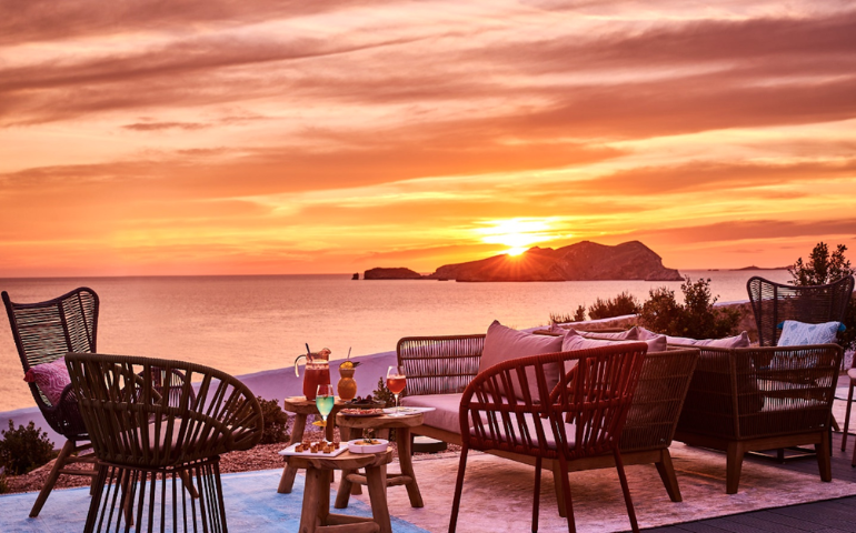 Restaurants avec coucher de soleil &agrave; Ibiza: o&ugrave; d&icirc;ner avec vue sur le coucher de soleil