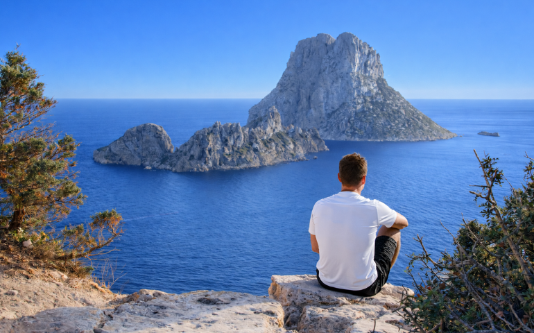 Senderismo en Ibiza por sendero costero con vistas al mar Mediterráneo | hostal boutique en San Antonio Ibiza