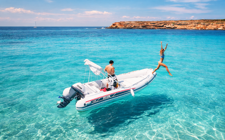 Ruta en barco por Ibiza para descubrir calas de aguas turquesa | hostal boutique en San Antonio IbizaRuta en barco por Ibiza para descubrir calas de aguas turquesa | hostal boutique en San Antonio Ibiza