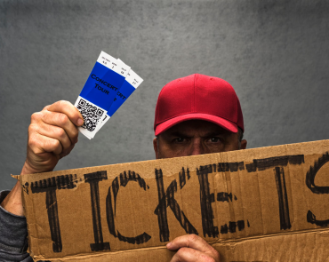 Interior de discoteca en Ibiza durante verano con ambiente nocturno