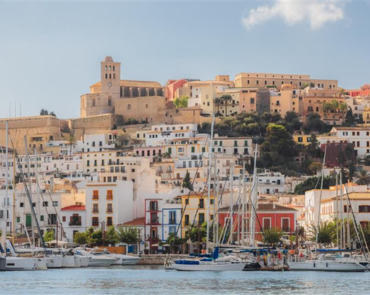 Paseo por Dalt Vila en Ibiza al atardecer durante verano cerca de hostal boutique en San Antonio Ibiza