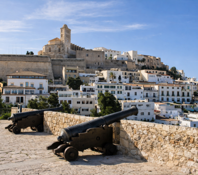 Murallas de Dalt Vila y vistas al puerto – hostal boutique en San Antonio Ibiza