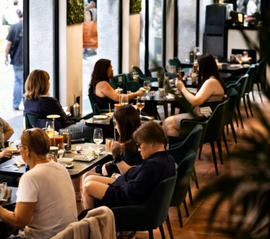 Interior de Amazonia en San Antonio Ibiza para comida casual cerca de hostal boutique en San Antonio Ibiza