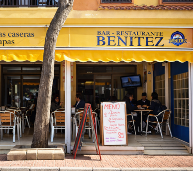 Fachada de Bar Benítez en San Antonio Ibiza restaurante clásico cerca de hostal boutique en San Antonio Ibiza