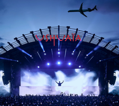 Ambiente de fiestas en Ibiza durante una escapada de 2 días cerca de un hostal boutique en San Antonio Ibiza