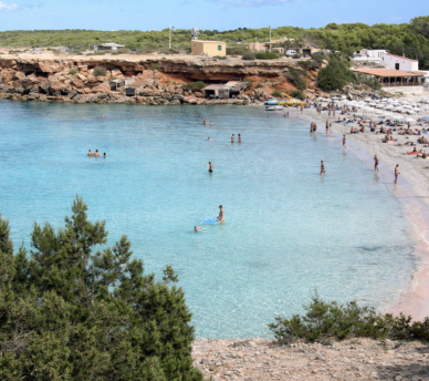 Cala Saona en Formentera con playa de arena y agua turquesa | hostal boutique en San Antonio Ibiza