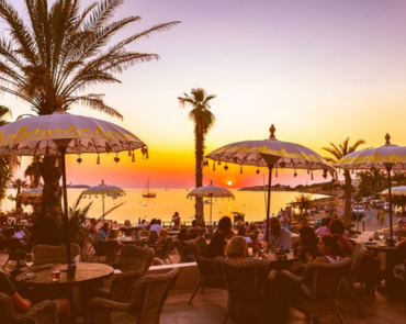 Café del Mar y Café Mambo al atardecer