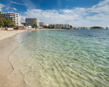 Playa d’en Bossa en guía de Ibiza de Hostal Rosell Boutique