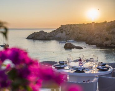 Cena romántica frente a la bahía de San Antonio