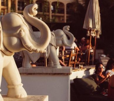 Golden Buddha en San Antonio Ibiza, una opción relajada para tomar algo o cenar con vistas al atardecer cerca de un hostal boutique en San Antonio Ibiza.