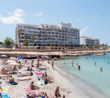 Caló des Moro en San Antonio, playa urbana con aguas tranquilas en Ibiza | hostal boutique en San Antonio Ibiza