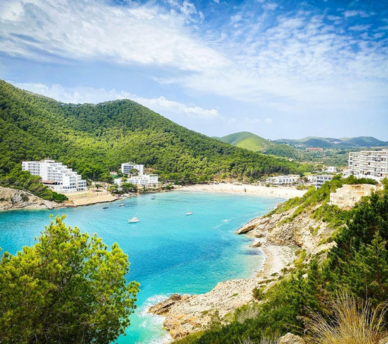 Cala Llonga, bahía familiar de Ibiza con acceso fácil y aguas tranquilas | hostal boutique en San Antonio Ibiza
