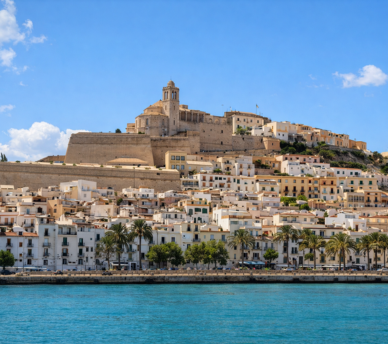 La Marina y subida a Dalt Vila – hostal boutique en San Antonio Ibiza