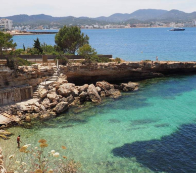 Cala Alto de Porta, cala escondida de aguas turquesa en San Antonio, Ibiza | hostal boutique en San Antonio Ibiza