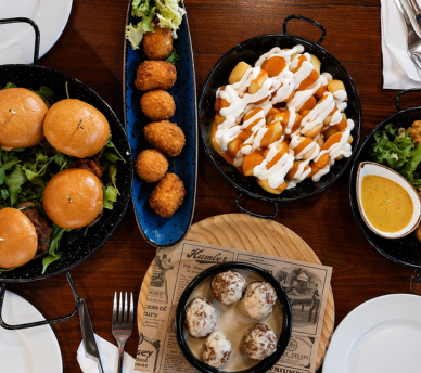 Tapas y platos para compartir en Donde Paco en San Antonio Ibiza cerca de hostal boutique en San Antonio Ibiza