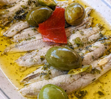 Plato de tapas de El Mesón Ibiza en San Antonio Ibiza recomendado cerca de hostal boutique en San Antonio Ibiza