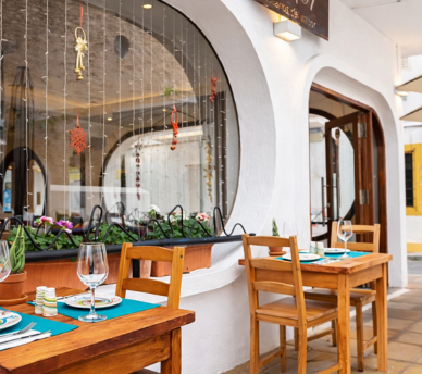 Terraza de Es Clot en San Antonio Ibiza restaurante recomendado cerca de hostal boutique en San Antonio Ibiza