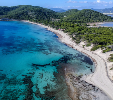 Guía de viajes para descubrir Ibiza y Formentera con rutas, calas y recomendaciones locales