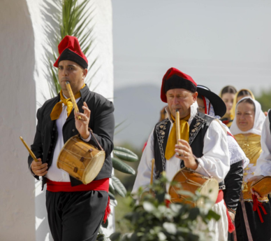 Fiesta tradicional de otoño en Ibiza con música, bailes y cultura local, recomendada por Hostal Rosell Boutique.