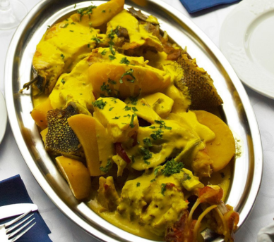 Plato de comida tradicional de Ibiza con sabores mediterráneos, recomendado por Hostal Rosell Boutique.
