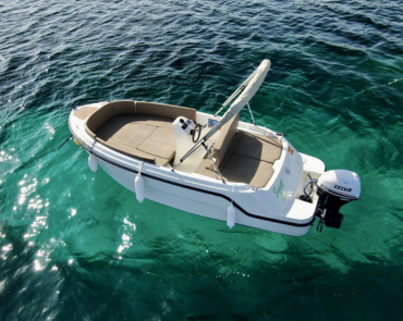 Barco para hacer snorkel en San Antonio Ibiza y recorrer la costa a tu ritmo desde un hostal boutique en San Antonio Ibiza