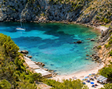 Cala de aguas turquesas en Ibiza | hostal boutique en San Antonio Ibiza