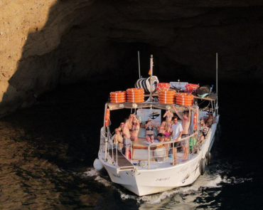 Excursión en barco por Cala Bassa y Cala Conta desde San Antonio Ibiza, una experiencia recomendada desde un hostal boutique en San Antonio Ibiza