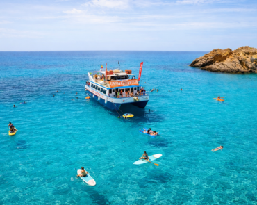 Crucero por playas de aguas turquesas en San Antonio Ibiza, una actividad ideal cerca de un hostal boutique en San Antonio Ibiza