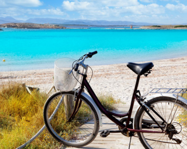 Formentera en bici: rutas tranquilas para un día de playa y pueblo | hostal boutique en San Antonio Ibiza