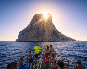 Excursión en barco a Es Vedrà y Formentera desde San Antonio Ibiza, una experiencia de día completo ideal cerca de un hostal boutique en San Antonio Ibiza