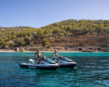 Excursión en moto acuática a Cala Salada desde San Antonio Ibiza, una actividad dinámica cerca de un hostal boutique en San Antonio Ibiza