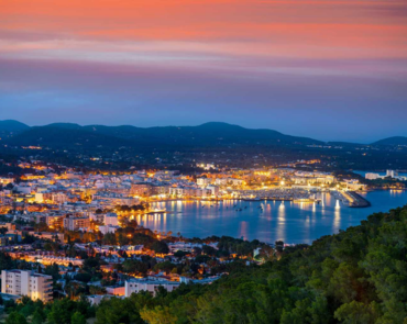 Vista panorámica del este de Ibiza con pueblos y mercadillos desde hostal boutique en San Antonio Ibiza