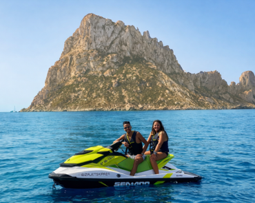 Ruta en moto acuática a Atlantis desde San Antonio Ibiza con vistas a la costa y al mar cerca de un hostal boutique en San Antonio Ibiza