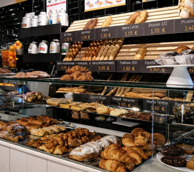 Mostrador de Harinus en San Antonio Ibiza para desayunos y brunch cerca de hostal boutique en San Antonio Ibiza