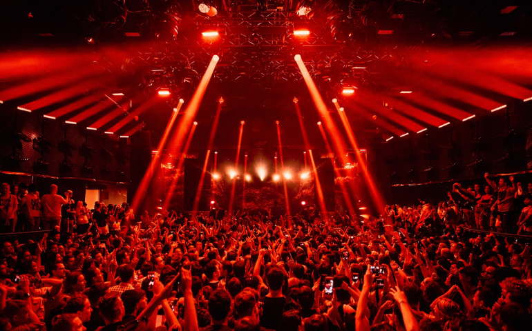 Ambiente nocturno en Ibiza con luces y música en zona de ocio | hostal boutique en San Antonio Ibiza