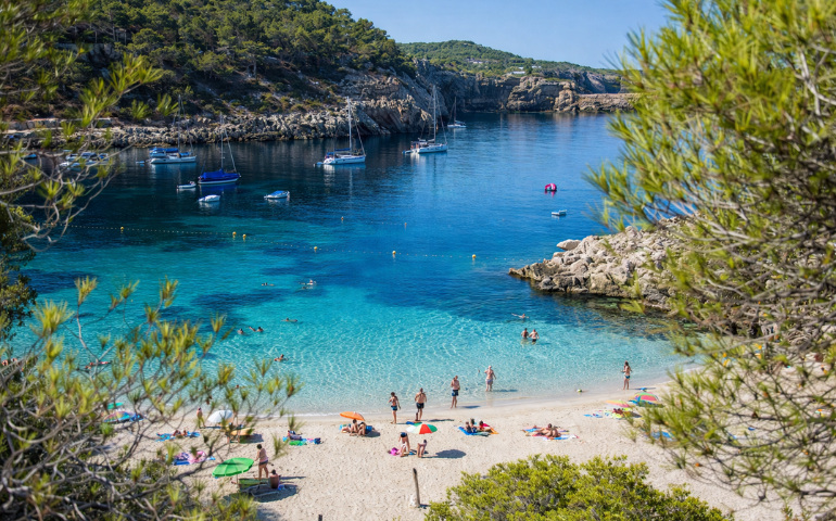 Cala de aguas turquesas en Ibiza ideal para baño y snorkel | hostal boutique en San Antonio Ibiza