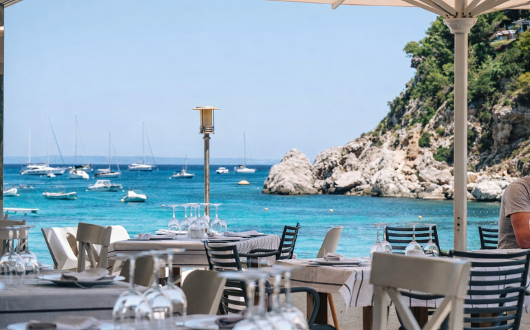 Terraza frente al mar en Ibiza con arroz y pescado fresco mediterráneo | hostal boutique en San Antonio Ibiza