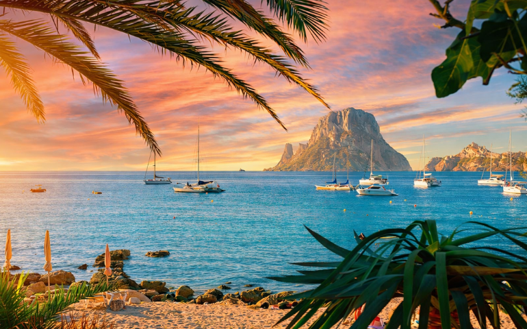 Atardecer en Ibiza desde un mirador con vista al Mediterráneo | hostal boutique en San Antonio Ibiza