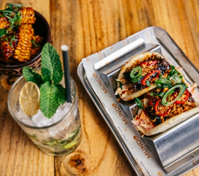 Plato de Mundo Street Food en San Antonio Ibiza cerca de hostal boutique en San Antonio Ibiza