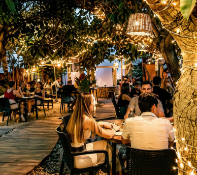 Terraza de Natural Pau en San Antonio Ibiza para desayunos y cenas cerca de hostal boutique en San Antonio Ibiza