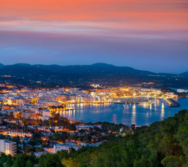 Paisaje costero del norte de Ibiza con cala tranquila para un plan en familia desde un hostal boutique en San Antonio Ibiza