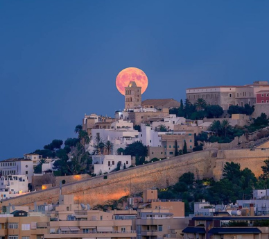 Vista del este de Ibiza al atardecer para organizar planes en familia desde un hostal boutique en San Antonio Ibiza