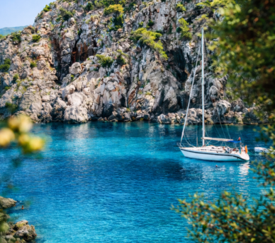 Cala del oeste de Ibiza ideal para familias que buscan playa y calma desde un hostal boutique en San Antonio Ibiza