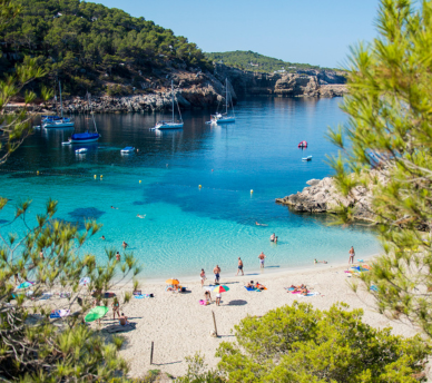 Cueva junto al mar en Ibiza para una actividad tranquila en familia desde un hostal boutique en San Antonio Ibiza