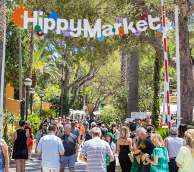 Mercadillo en Ibiza para pasear en familia durante unas vacaciones desde un hostal boutique en San Antonio Ibiza