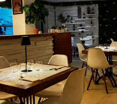 Interior de Pasta y Sol en San Antonio Ibiza restaurante italiano cerca de hostal boutique en San Antonio Ibiza