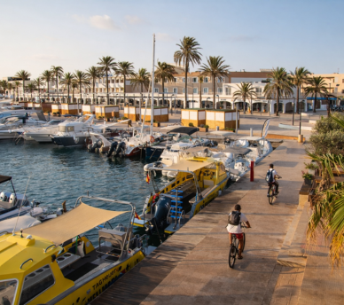 Llegada al puerto de La Savina (Formentera): inicio de la excursión de un día | hostal boutique en San Antonio Ibiza