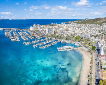 Alojamiento en el centro de San Antonio Ibiza bien ubicado para ahorrar en transporte cerca de hostal boutique en San Antonio Ibiza